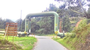 jalan menuju kawah Sikidang, pipa gas yang digunakan untuk pembangkit listrik